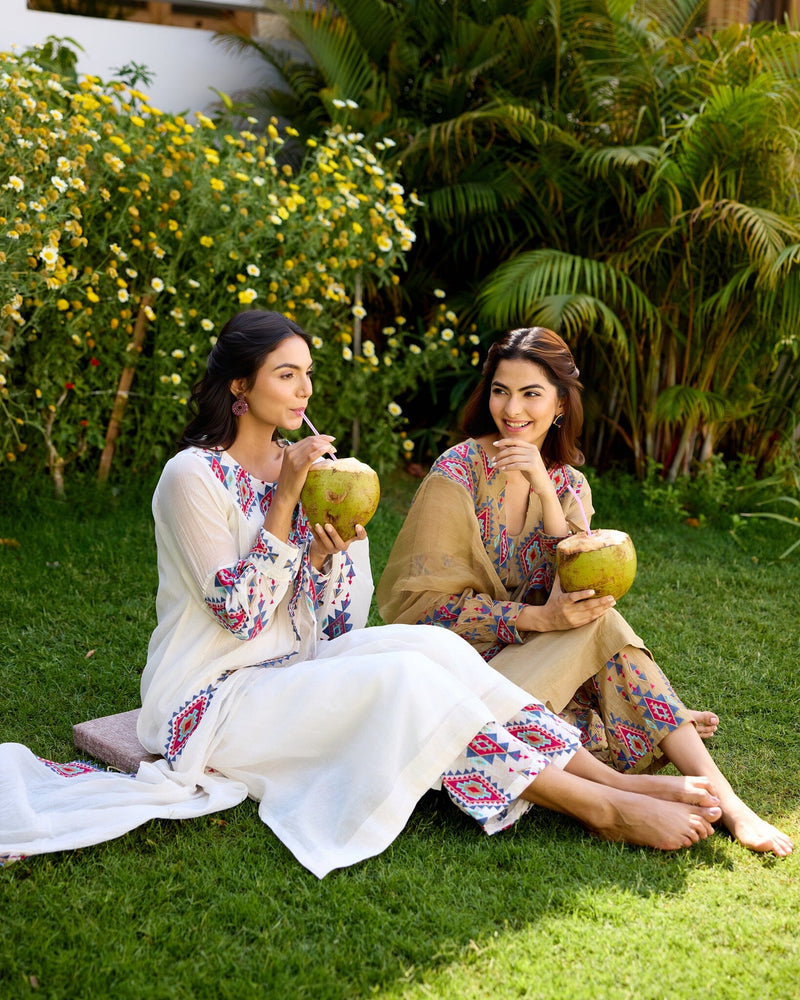 SPIRITED FLOWER CHILD- SET OF 3( KURTA,PANT & DUPATTA) Naaz By Noor 