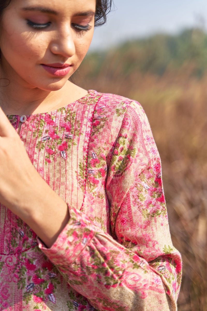gulabi si subah- set of 2 ( kurta with embroidered pants in warm beige ) Naaz By Noor 