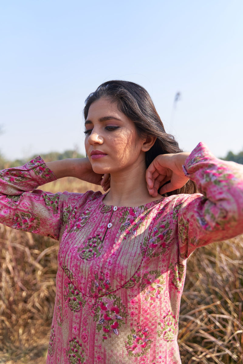 gulabi si subah- set of 2 ( kurta with embroidered pants in warm beige ) Naaz By Noor 