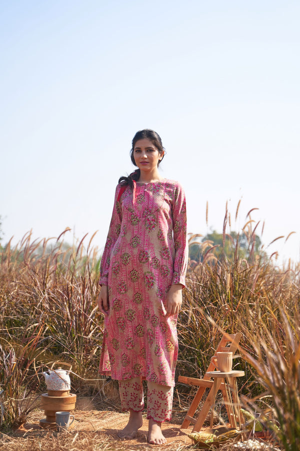 gulabi si subah- set of 2 ( kurta with embroidered pants in warm beige ) Naaz By Noor 