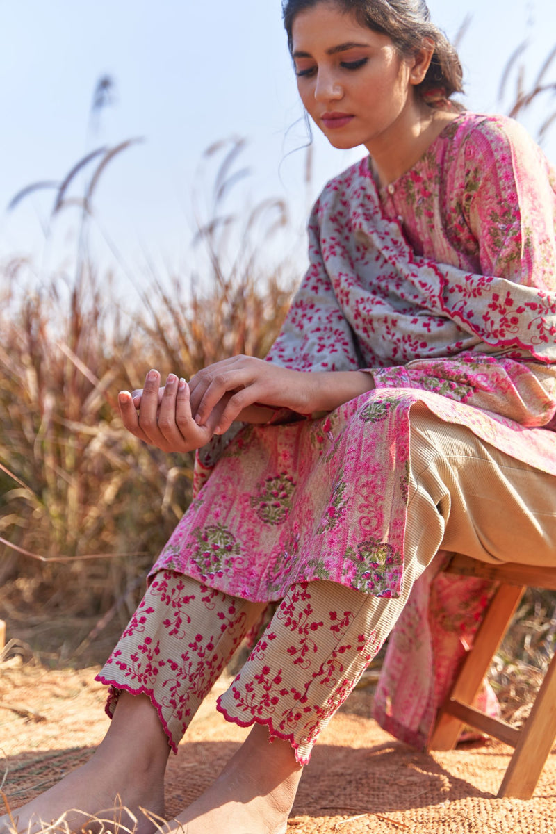 gulabi si subah- set of 2 ( kurta with embroidered pants in warm beige ) Naaz By Noor 