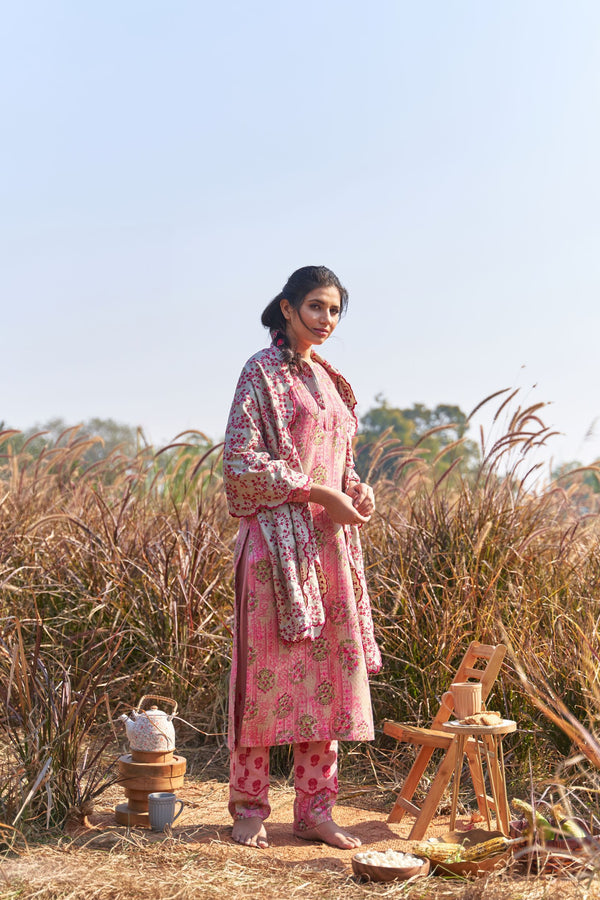 gulabi si subah-set of 3 ( kurta, blush booti pants & wool dupatta) Naaz By Noor 