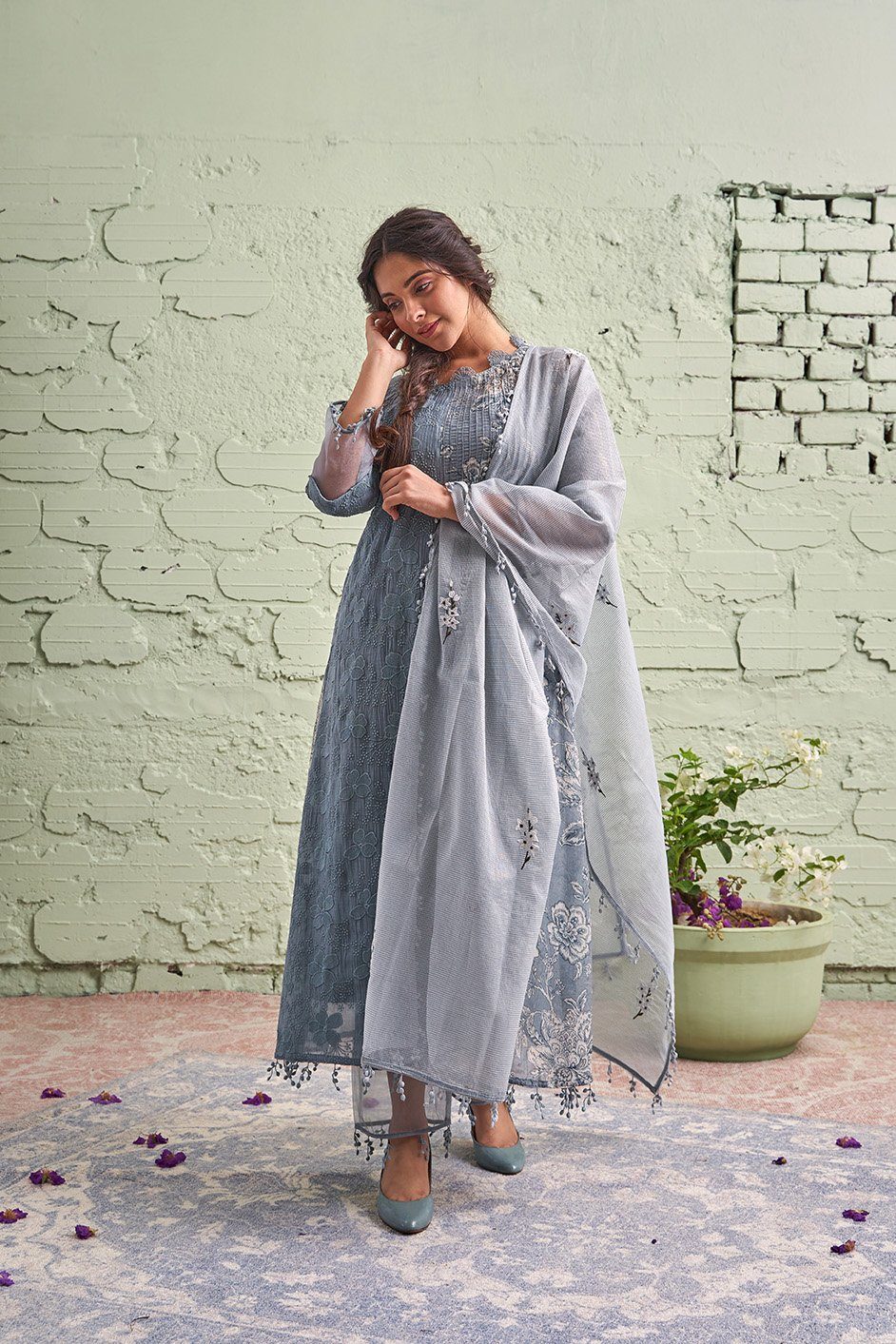 JAMUN ki tokri ( neela sa Sleti)- set of 3- kurta, pant & dupatta Naaz By Noor 